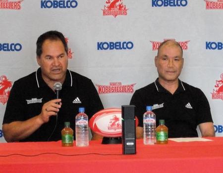 　チームの立て直しへ抱負を語るデイブ・レニーＨＣ。右は福本正幸チームディレクター