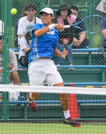 　男子シングルス決勝でプレーする佐土原・大岐優斗＝苫小牧市緑ケ丘公園庭球場