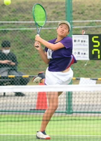 　女子シングルス決勝でプレーする浦和麗明・小高未織＝苫小牧市緑ケ丘公園庭球場