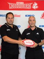 　就任会見を行ったデイブ・レニーＨＣ。右は福本正幸チームディレクター