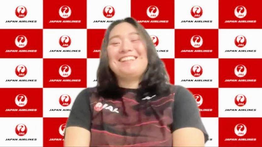 　笑顔で取材に応じる北口榛花