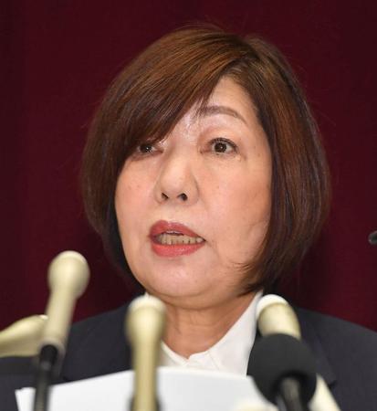 　会見の冒頭で経緯を説明する林真理子理事長（撮影・出月俊成）
