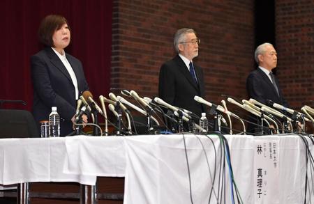 　会見に臨む（左から）林真理子理事長、酒井健夫学長、澤田康広副学長（撮影・出月俊成）