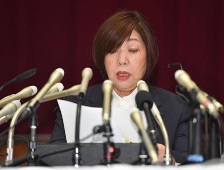 　用意した文書を読む林真理子理事長（撮影・出月俊成）