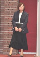 　会見場に入る林真理子理事長（撮影・出月俊成）