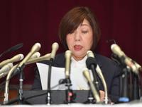 　用意した文書を読む林真理子理事長（撮影・出月俊成）