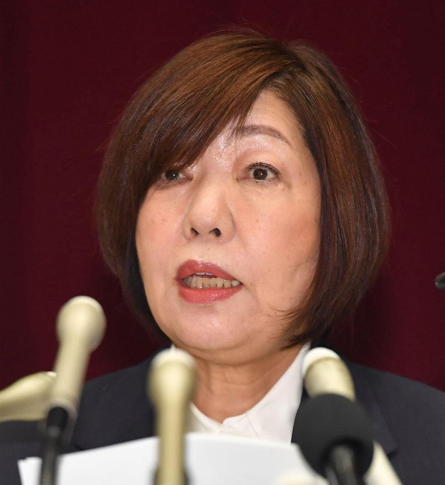　会見の冒頭で経緯を説明する林真理子理事長（撮影・出月俊成）