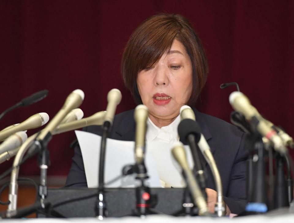　用意した文書を読む林真理子理事長（撮影・出月俊成）