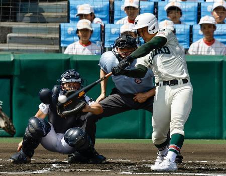 　市和歌山-東京学館新潟　１回表市和歌山１死一、三塁、麹家が右前に先制打を放つ。捕手八幡＝甲子園