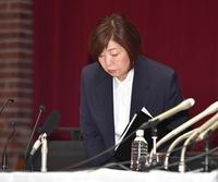 　会見を終え、頭を下げる林真理子理事長（撮影・出月俊成）