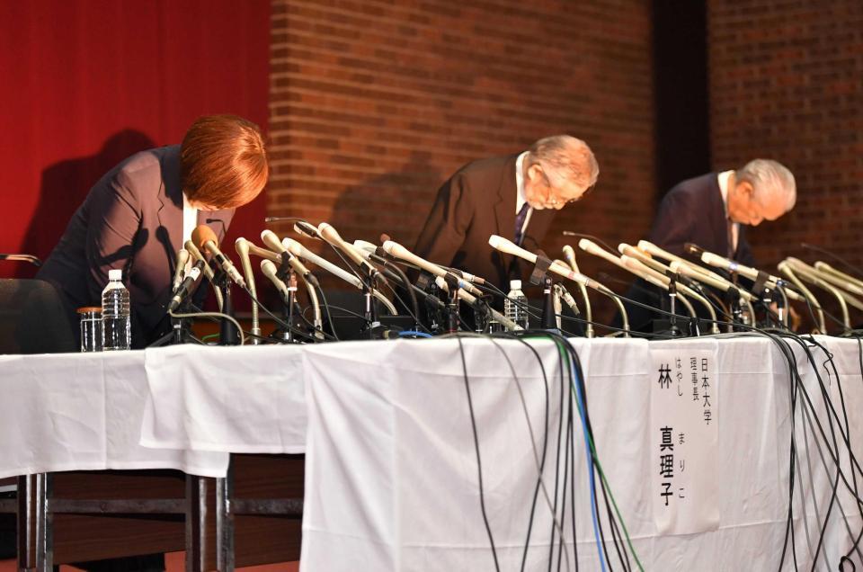 　そろって頭を下げる（左から）林真理子理事長、酒井健夫学長、沢田康広副学長