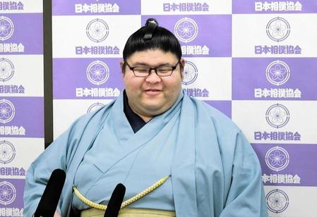 　引退会見で笑みを浮かべる元明瀬山の井筒親方