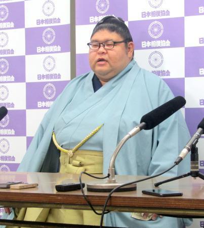 　引退記者会見に臨む元幕内明瀬山＝１０日、両国国技館