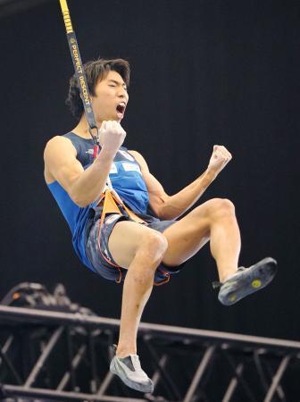 　男子スピード予選の１回目で好タイムをマークし、喜ぶ安川潤。決勝進出を決めた＝ベルン（共同）