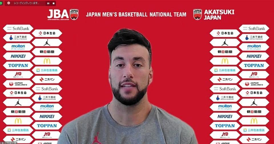 　オンライン取材に応じたルーク・エヴァンス