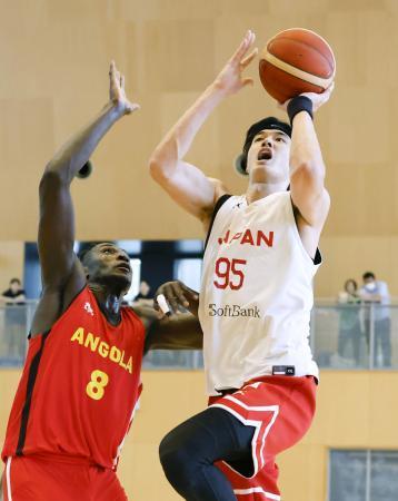 　アンゴラとの実戦形式の練習でシュートを放つ渡辺雄（右）＝東京都内