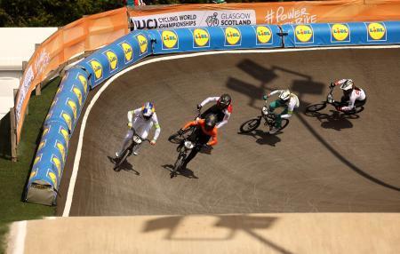 　自転車ＢＭＸの世界選手権、女子レース準決勝でリードを許す畠山紗英（右端）＝１３日、グラスゴー（ロイター＝共同）