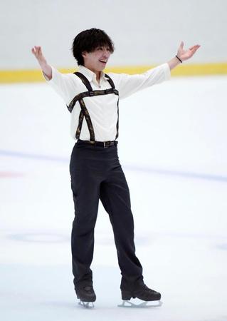 男子フリーの演技を終え、笑顔を見せる三浦佳生＝大津市の木下カンセーアイスアリーナ