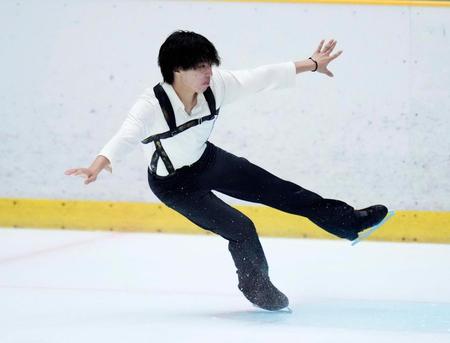 男子フリーで演技する三浦佳生＝大津市の木下カンセーアイスアリーナ