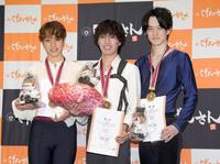 フィギュアスケートのげんさんサマーカップで優勝し、笑顔の三浦佳生（中央）。右は３位の山本草太＝大津市の木下カンセーアイスアリーナ