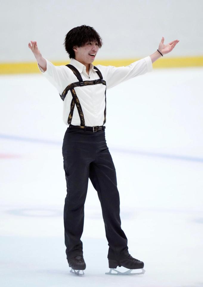 男子フリーの演技を終え、笑顔を見せる三浦佳生＝大津市の木下カンセーアイスアリーナ