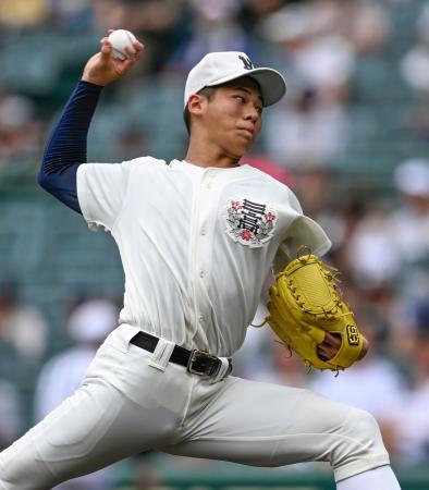 　鳥栖工戦の２回途中から２番手で登板した日大三・安田＝甲子園