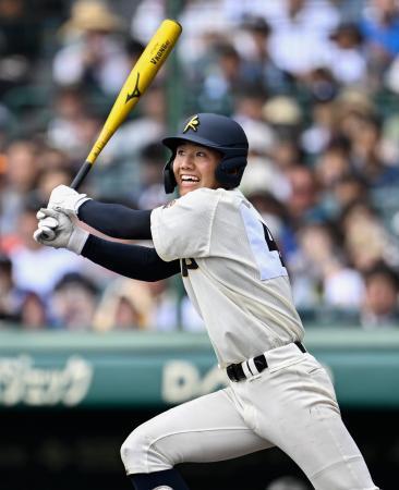 　市和歌山-神村学園　７回表神村学園２死一、二塁、松尾龍が左越えに２点二塁打を放つ＝甲子園