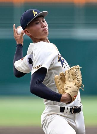　市和歌山戦の１回途中から２番手で登板し、好投した神村学園・黒木＝甲子園