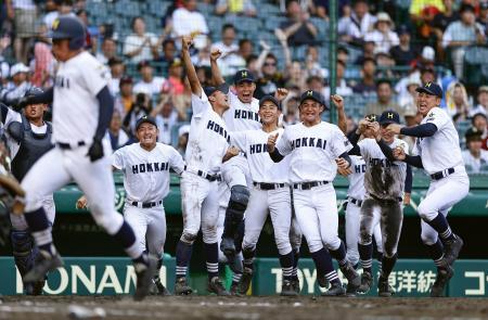 日大三が３回戦へ　高校野球第９日