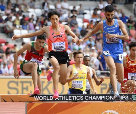 　男子３０００メートル障害予選　水濠を越える三浦龍司（手前左）＝ブダペスト（共同）