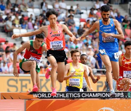 　男子３０００メートル障害予選で水濠を越える三浦龍司（手前左）＝ブダペスト（共同）