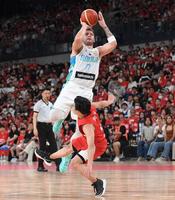 　２Ｑ、富樫勇樹を跳ね飛ばしシュートするルカ・ドンチッチ（撮影・棚橋慶太）