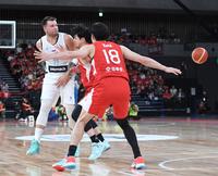 　２Ｑ、背面からパスを出すルカ・ドンチッチ（左）＝撮影・棚橋慶太