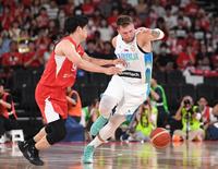 　１Ｑ、背面を通すドリブルで吉井裕鷹（左）を抜き去るルカ・ドンチッチ（撮影・棚橋慶太）