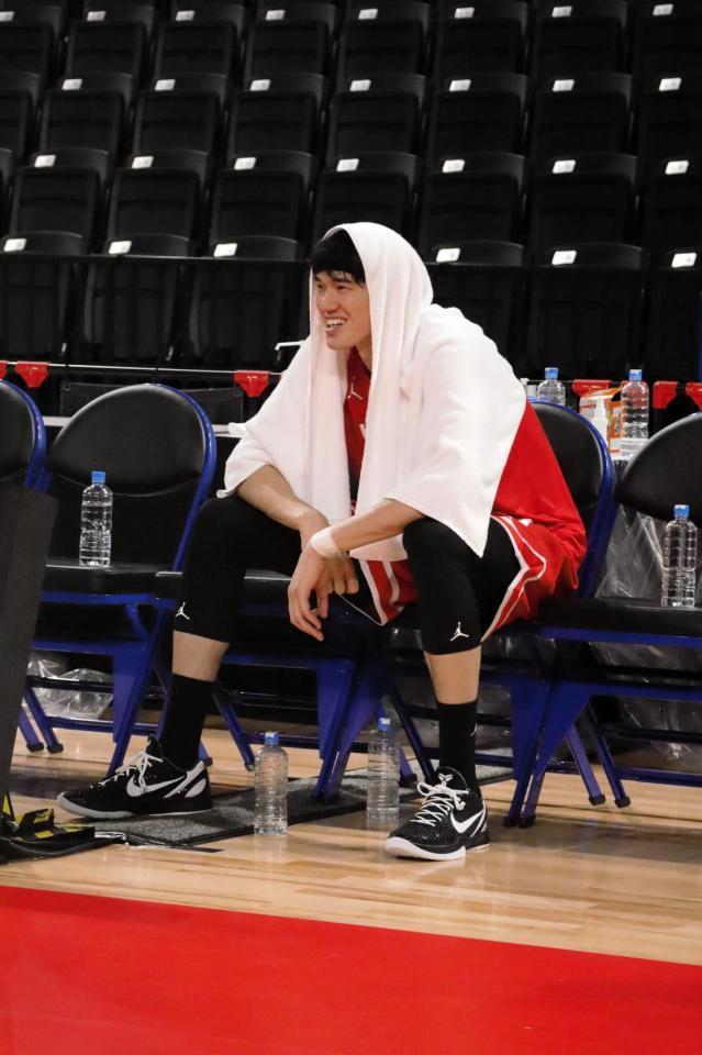 　笑顔でチームの練習を見守る渡辺