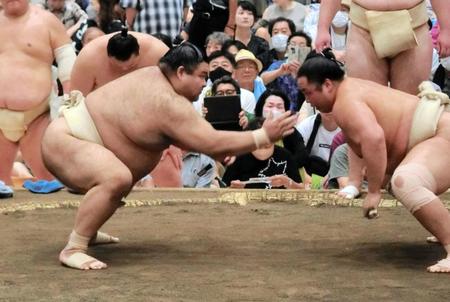 　申し合いをする高安（左）