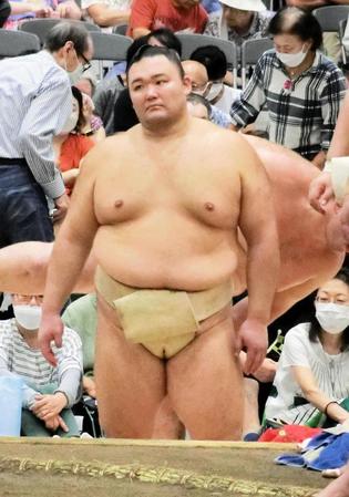 　土俵下から稽古を見つめる朝乃山