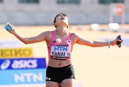 　女子２０キロ競歩　３１位でゴールした柳井綾音＝ブダペスト（共同）