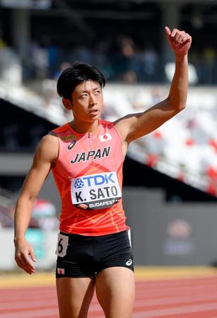 　男子４００メートル予選、日本新記録で準決勝進出を決め、声援に応える佐藤拳太郎