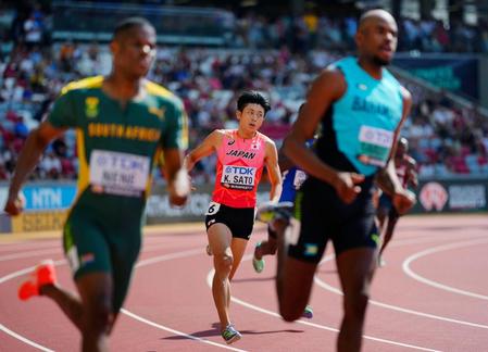 　男子４００メートル予選、４４秒７７の日本新記録で準決勝進出を決めた佐藤拳太郎（中央）