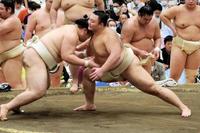 　ぶつかり稽古で胸を出す朝乃山（右）