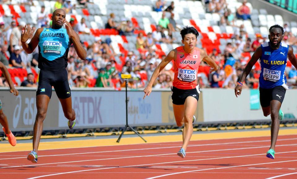 　男子４００メートル予選、日本新記録で準決勝進出を決めた佐藤拳太郎（中央）