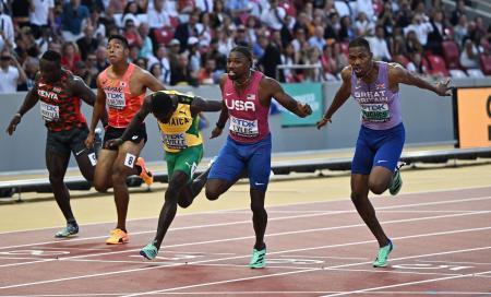 　世界陸上男子１００ｍ決勝、６位に入ったサニブラウン・ハキーム（左から２人目）。ノア・ライルズ（右から２人目）が優勝した＝２０日、ブダペスト（ロイター＝共同）