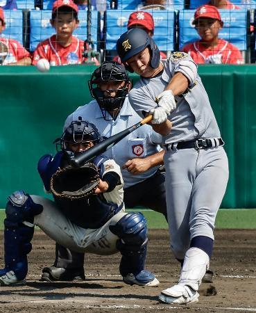 　仙台育英-神村学園　３回裏仙台育英１死二塁、鈴木が中越えに２ランを放つ。捕手松尾大＝甲子園