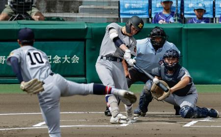 　仙台育英-慶応　１回表慶応無死、丸田が右越えに先頭打者本塁打を放つ。投手湯田、捕手尾形＝甲子園