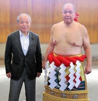 大相撲 ９・２還暦土俵入りの八角理事長が綱打ち「弟子に締めてもらうのは感慨深い」/スポーツ/デイリースポーツ online