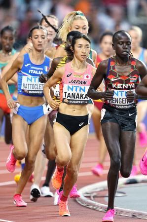 　女子５０００メートル予選　１４分３７秒９８の日本新記録で決勝進出を決めた田中希実（右から２人目）＝ブダペスト（共同）