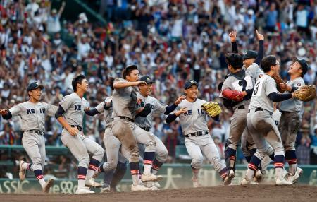 　仙台育英を破って１０７年ぶり２度目の優勝を果たし、喜ぶ慶応の選手たち＝甲子園球場