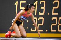 　女子５０００メートル予選　14分37秒98の日本新記録でゴールし倒れ込む田中希実