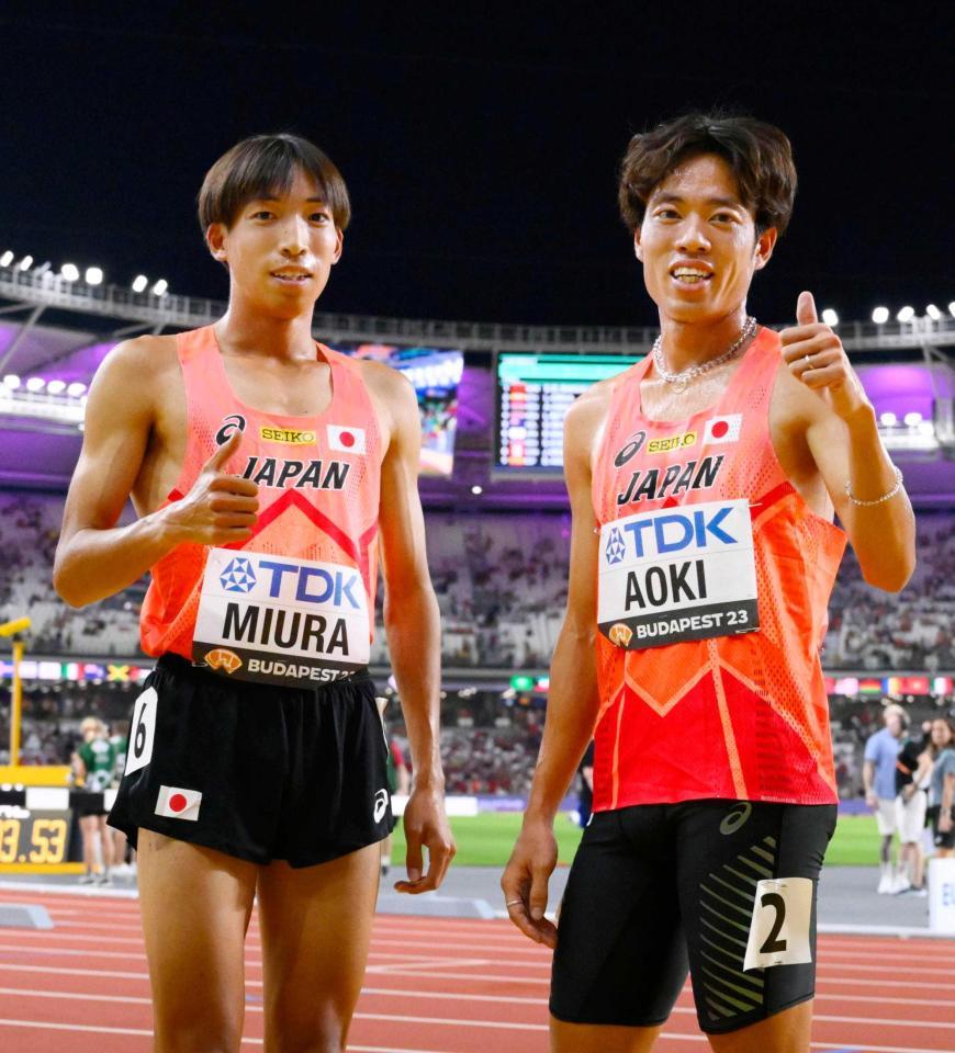 　男子３０００メートル障害で６位入賞し、ポーズをとる三浦龍司。右は１４位の青木涼真（共同）